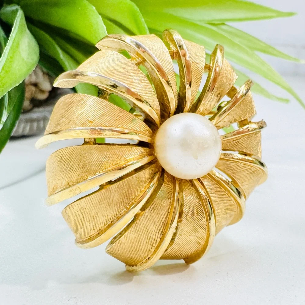 Vintage 1950s Crown Trifari Faux Pearl Ribbon Dome Flower Sunburst Brooch Pin